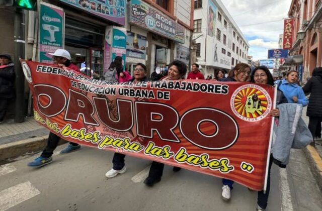 Maestros urbanos de Oruro se movilizan contra la nueva Ley Educativa