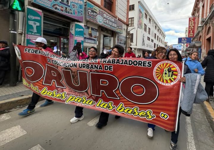 Maestros urbanos de Oruro se movilizan contra la nueva Ley Educativa