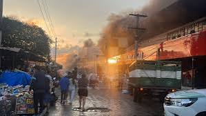 Comerciantes luchan por salvar su mercancía ante el incendio en la Feria Barrio Lindo