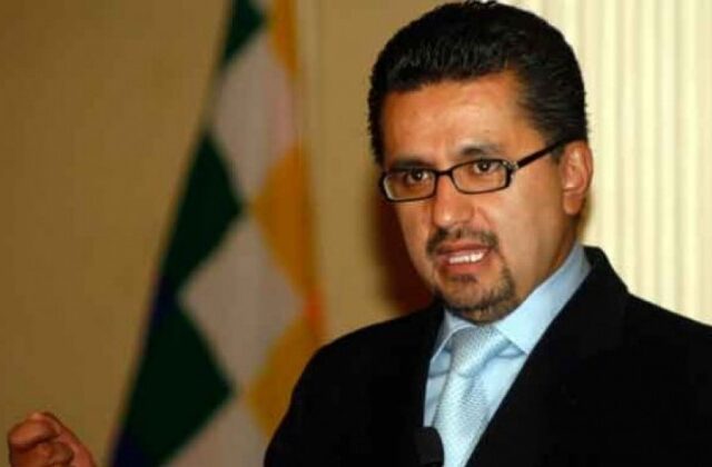 Sacha Llorenti vuelve al debate político, pero su pasado en Chaparina lo persigue