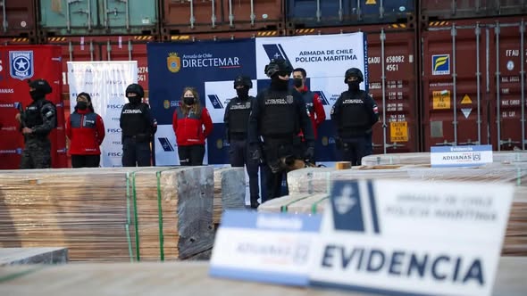 Cargamento de madera permanece retenido en Chile