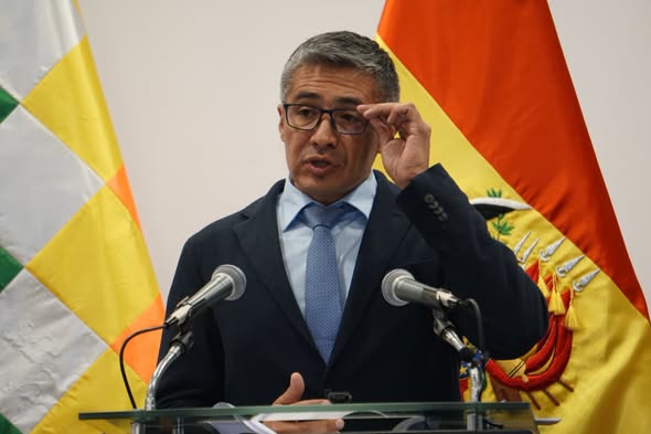 Llaman a la renuncia del Ministro de Economía por inconsistencias en su declaración