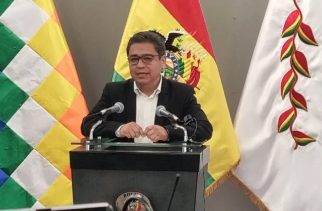 Gobierno presenta el DS 5676 para regular el precio del diésel