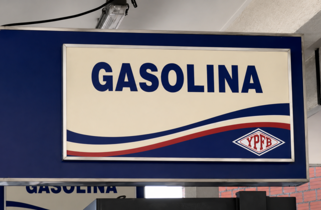Continúan las largas esperas por combustible en Oruro, generan descontento entre los transportistas