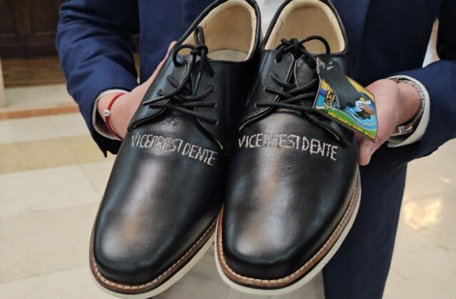 El vicepresidente Edmand Lara exhibe zapatos personalizados