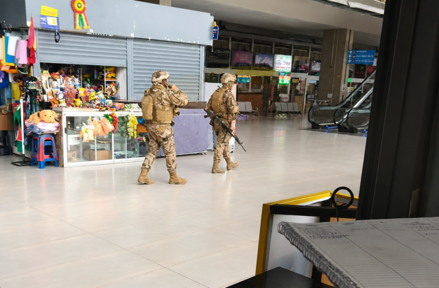 Refuerzan controles militares en El Alto para combatir el contrabando de combustibles