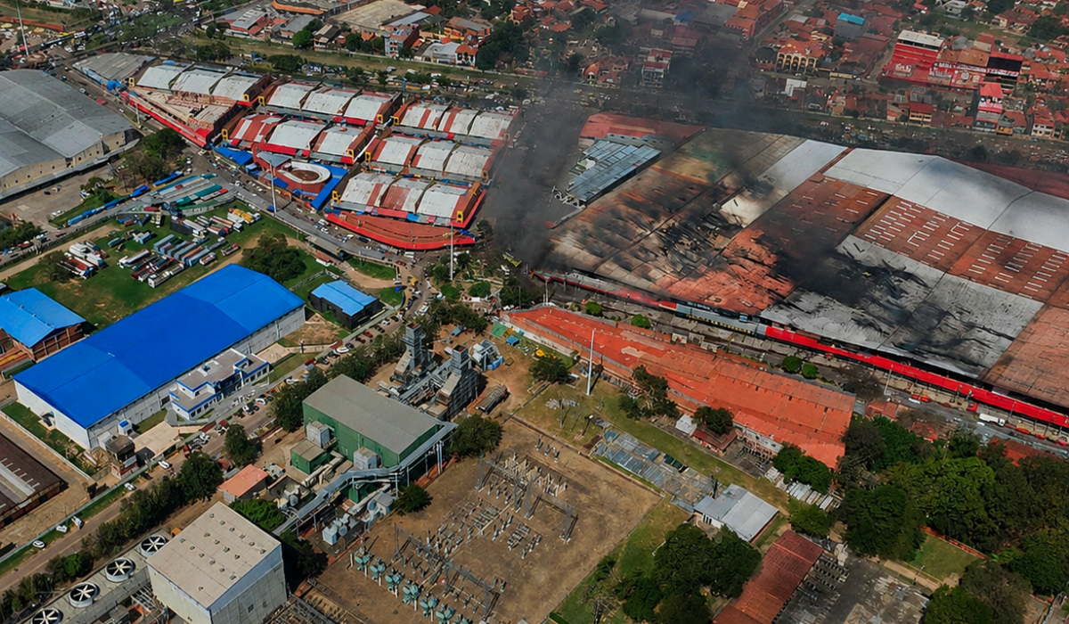 Avanza el combate contra el incendio en la Feria Barrio Lindo de Santa Cruz