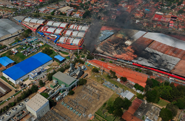Avanza el combate contra el incendio en la Feria Barrio Lindo de Santa Cruz
