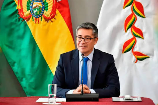 Gobierno identifica corrupción en filas de combustible y respalda críticas de vicepresidente