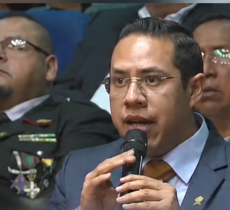 Brañez pide disculpas a asambleístas por entonación incompleta del Himno Nacional
