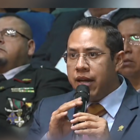 Brañez pide disculpas a asambleístas por entonación incompleta del Himno Nacional