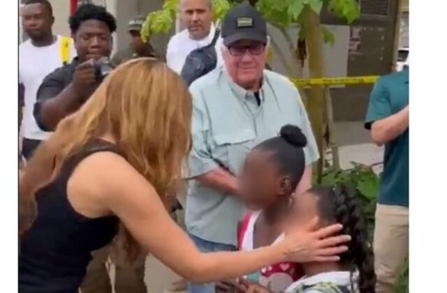 Shakira y Howard Buffett visitan Quibdó tras el terremoto