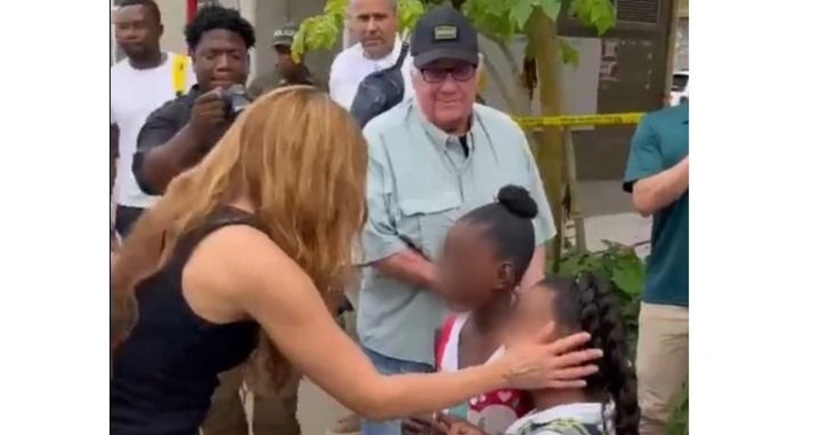 Shakira y Howard Buffett visitan Quibdó tras el terremoto