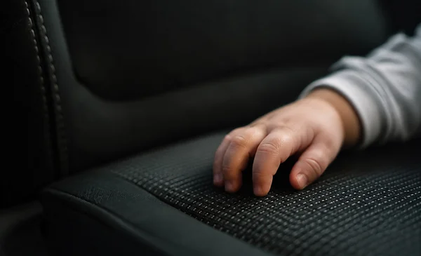 Intervención policial salva a un bebé abandonado en un auto en Oruro