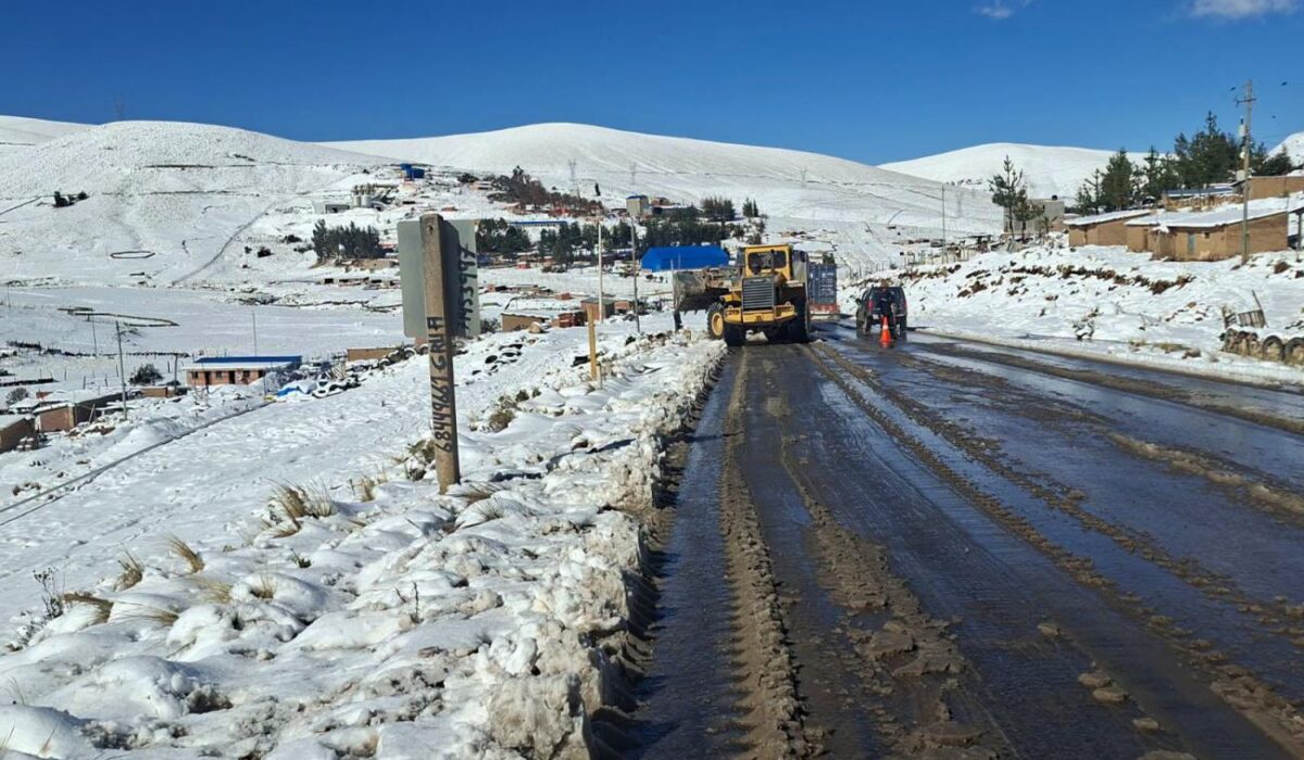 Reestablecido el tránsito entre Oruro y Cochabamba tras nevadas