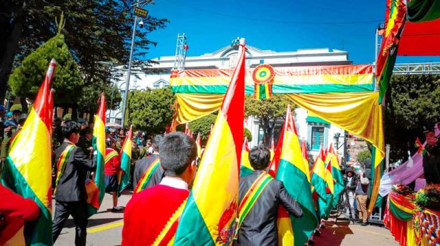 Desfile patrio en Potosí: 68 unidades educativas rinden homenaje a la independencia