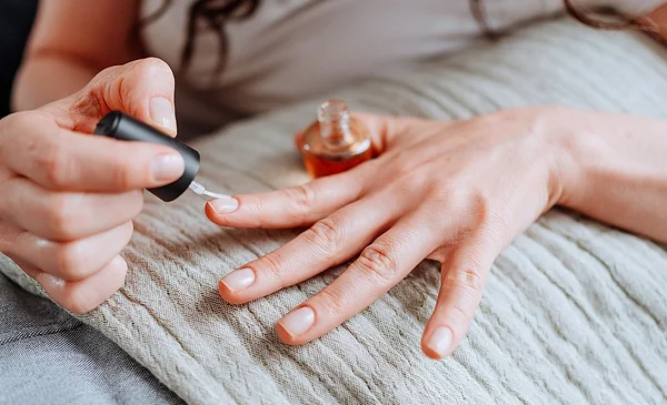 Innovador dispositivo permite cambiar el color de las uñas en segundos