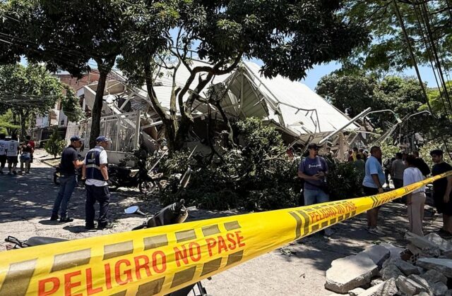 Un periodista colombiano busca a su familia en medio de los escombros tras un devastador terremoto