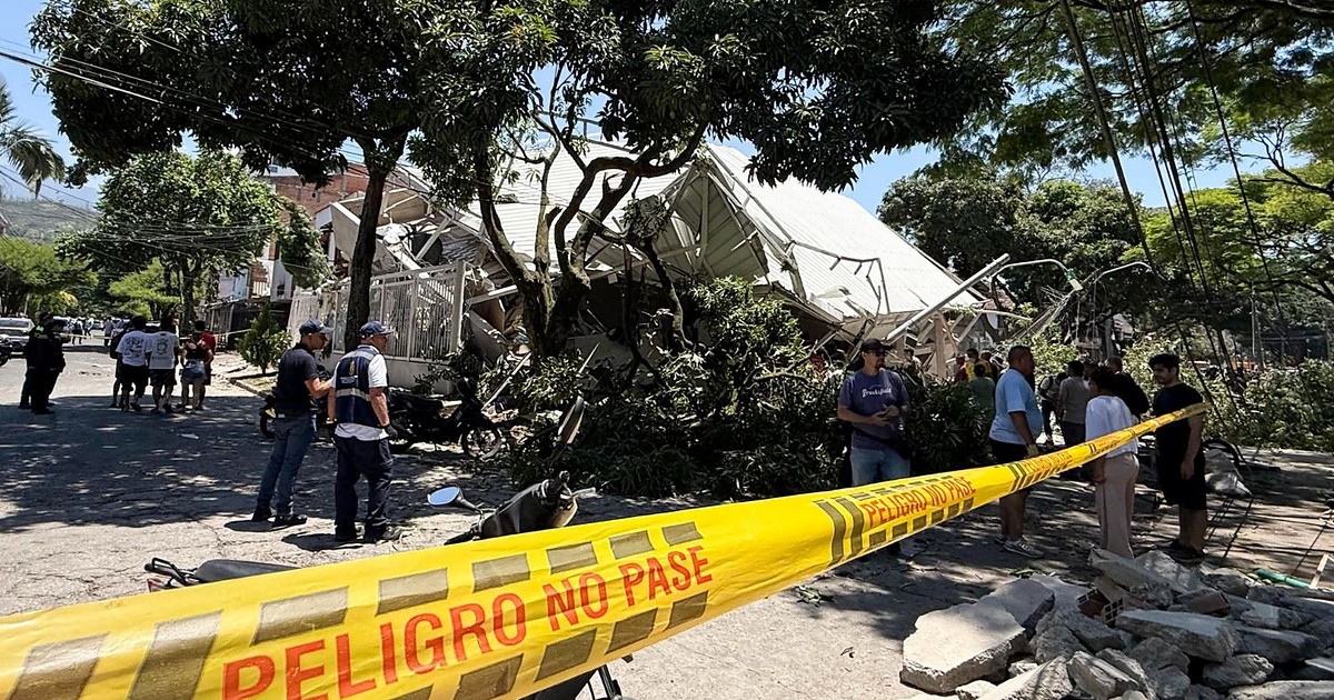 Un periodista colombiano busca a su familia en medio de los escombros tras un devastador terremoto