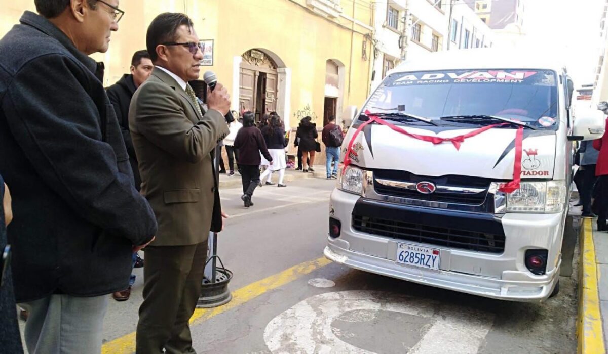 Nuevo minibús optimiza el transporte penitenciario en Oruro
