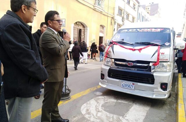 Nuevo minibús optimiza el transporte penitenciario en Oruro