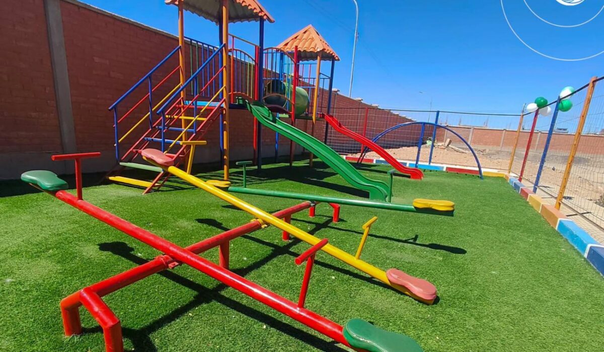 Inauguración de un moderno parque infantil en la Unidad Educativa Uru Uru 2 de Oruro