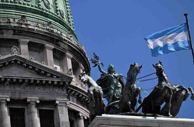 Argentina reestructura casi toda su deuda inminente
