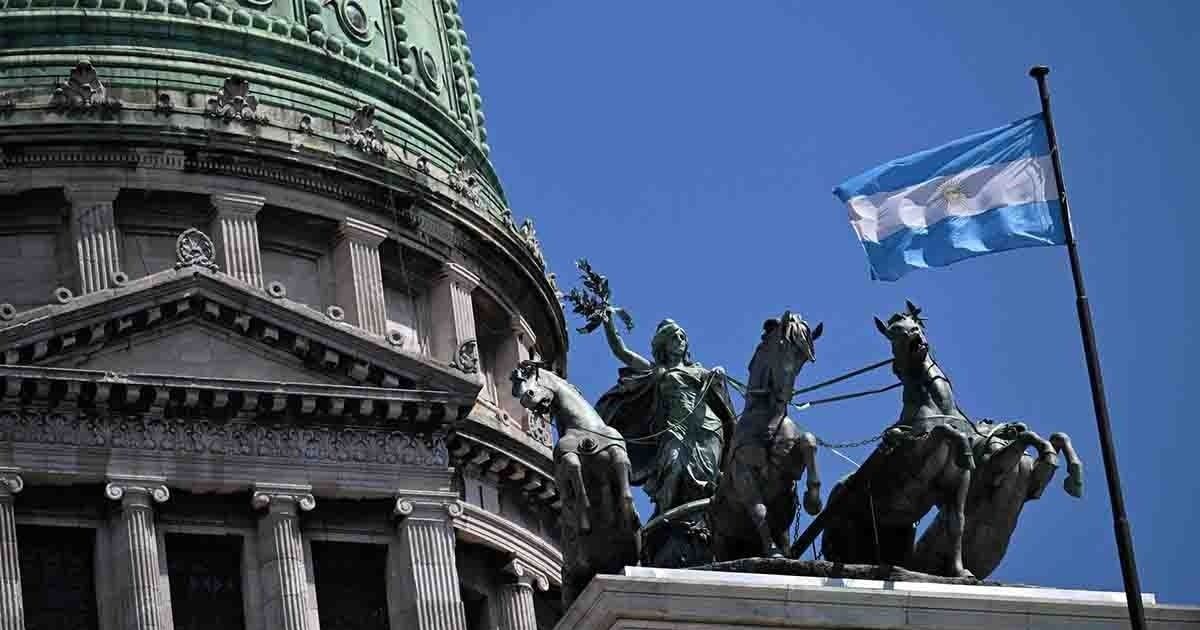 Argentina reestructura casi toda su deuda inminente