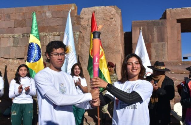 Tiwanaku inicia el recorrido de la Antorcha Suramericana hacia Santa Fe 2026