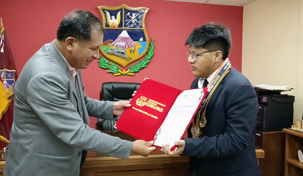 Estudiante orureño brilla con Medalla de Oro en la Olimpiada Copernicus 2026