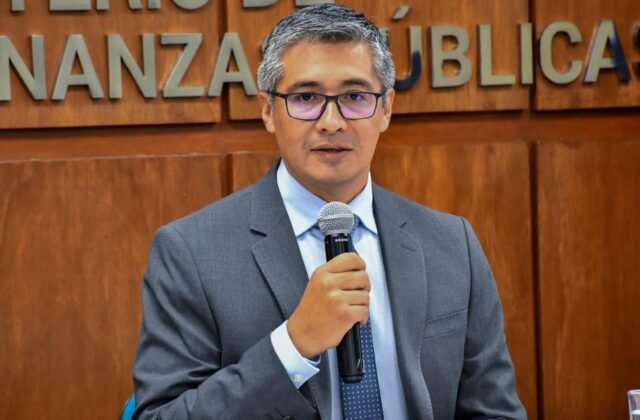 Urgente nombramiento de un ministro de Economía tras salida de Espinoza