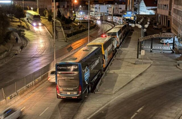 El eje central de Bolivia enfrenta largas esperas por combustible en el inicio de semana