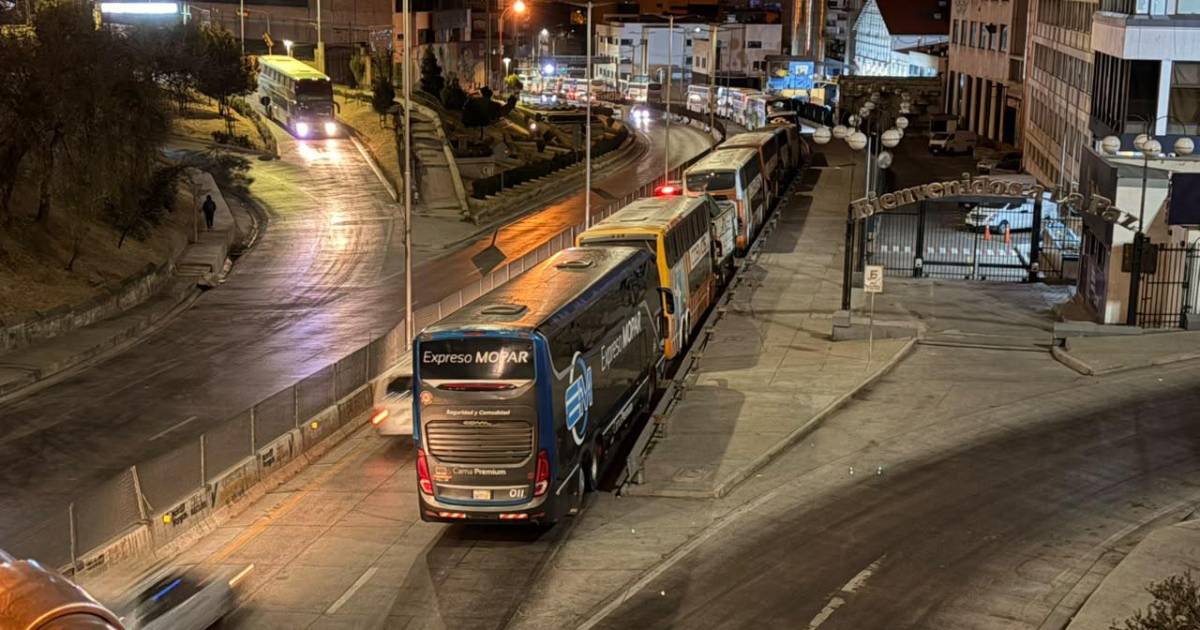 El eje central de Bolivia enfrenta largas esperas por combustible en el inicio de semana