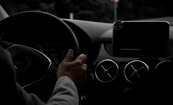 Objetos peligrosos que no debes dejar en tu auto bajo el sol