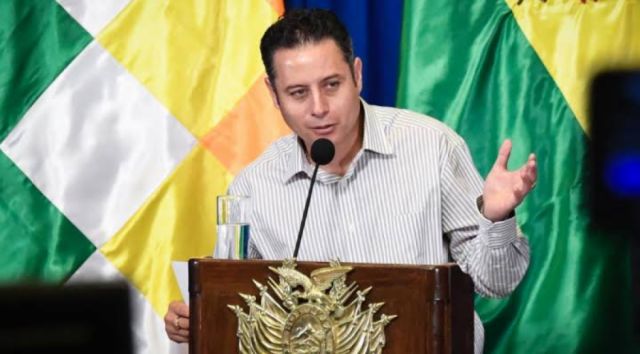 Edmand Lara visita la cárcel de San Pedro en La Paz; se le acusa de reunirse con el expresidente Arce