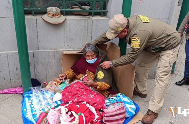 Policía de Oruro entrega mantillas a vendedores para afrontar el frío