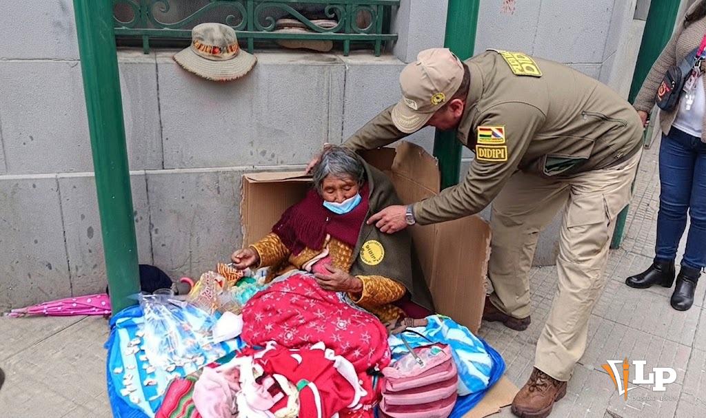 Policía de Oruro entrega mantillas a vendedores para afrontar el frío