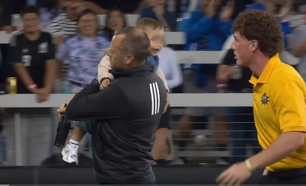 Inusual incursión de un bebé en un partido de la MLS