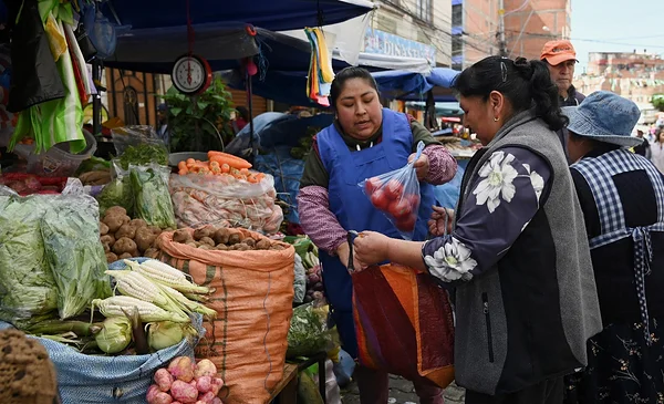 Un 67% de los bolivianos siente el impacto del dólar flexible en su economía