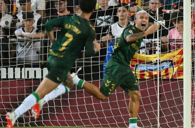 El Betis se impone al Valencia y sigue en la lucha por la cima de LaLiga