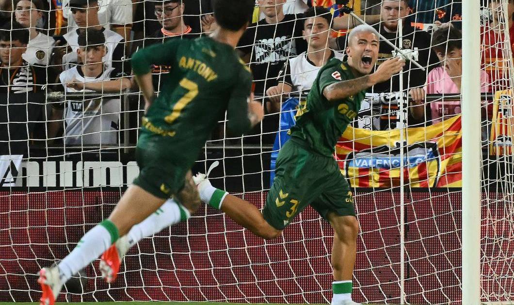 El Betis se impone al Valencia y sigue en la lucha por la cima de LaLiga