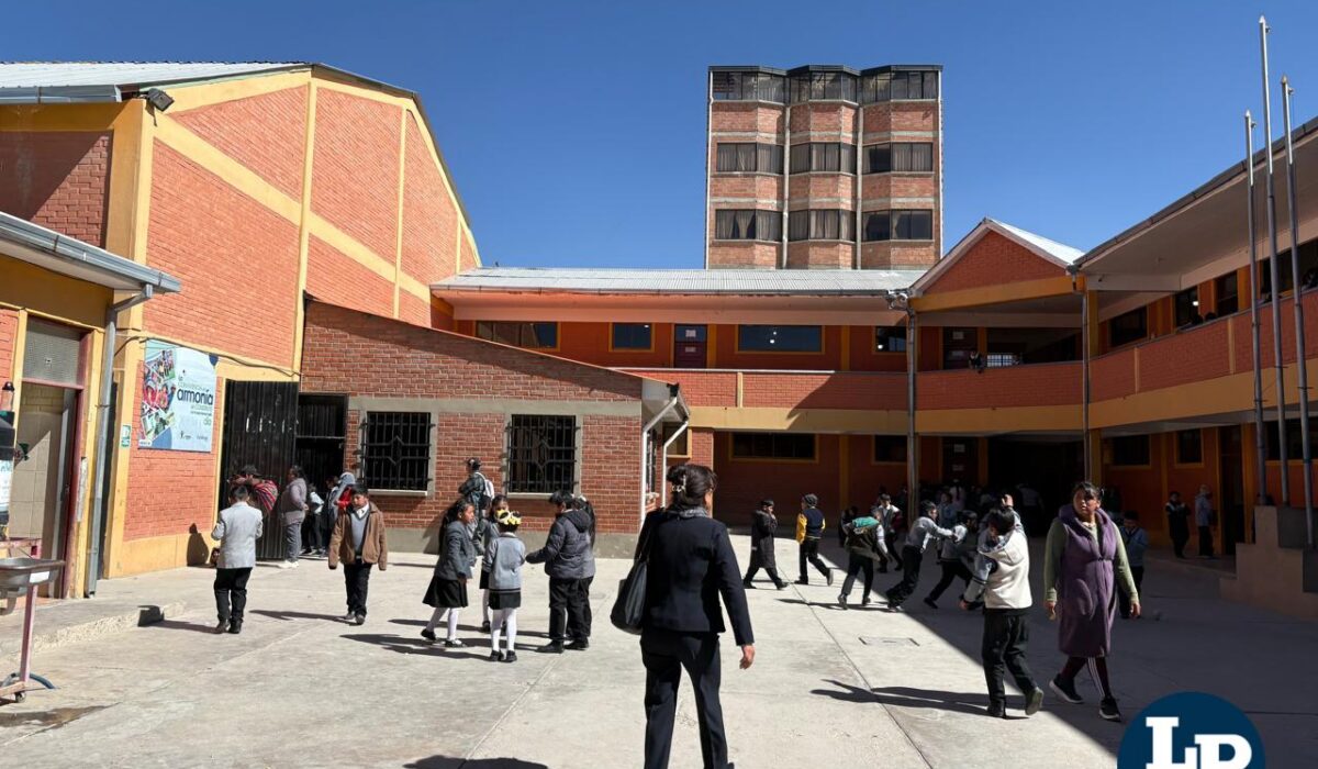 Escasez de mobiliario escolar en Oruro genera inquietud entre padres