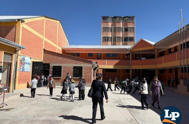 Escasez de mobiliario escolar en Oruro genera inquietud entre padres