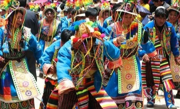 Un padre danza tinkus con su bebé en brazos y provoca reacciones en las redes
