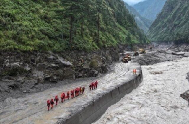 China y Nepal reanudan labores de rescate tras riesgo de desbordamiento en el Himalaya