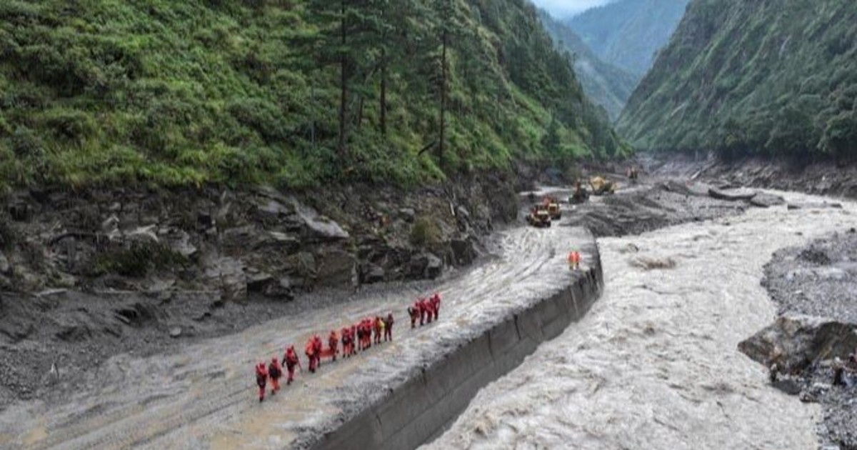 China y Nepal reanudan labores de rescate tras riesgo de desbordamiento en el Himalaya