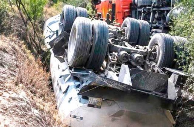 Accidente de camión cisterna en La Deseada genera preocupación por posible contaminación