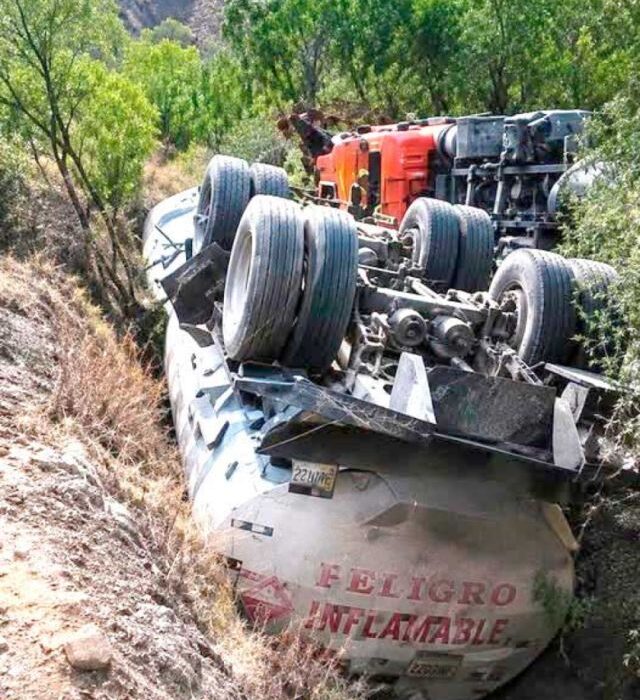Accidente de camión cisterna en La Deseada genera preocupación por posible contaminación