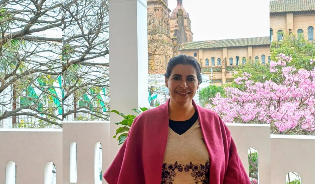 Roxana Arias: Un viaje artístico en 'Bordear lo inasible'