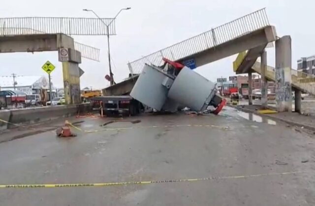 Camión colisiona con pasarela y provoca su colapso; dos personas heridas